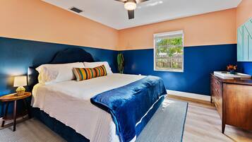 3 slaapkamers, een bureau, een strijkplank/strijkijzer, reisbedje