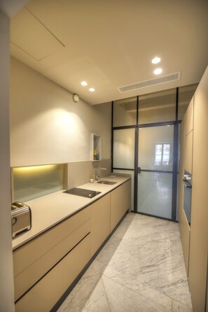 Kühlschrank, Mikrowelle, Ofen, Wasserkocher mit Kaffee-/Teezubehör