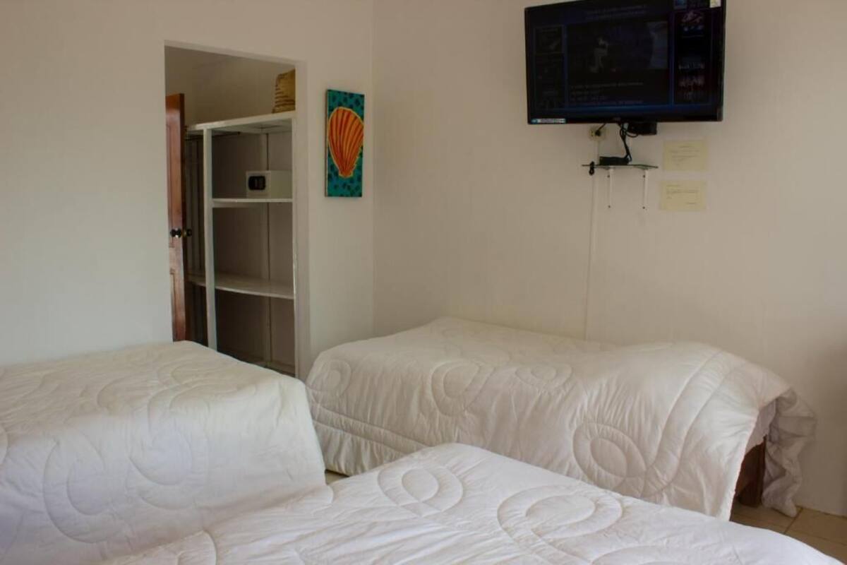 Muebles diferentes, escritorio y espacio para trabajar con laptop