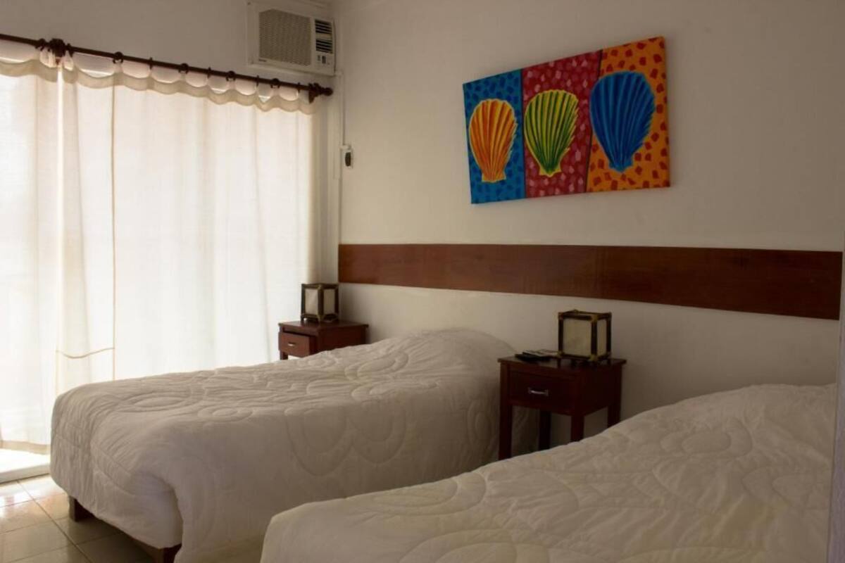 Muebles diferentes, escritorio y espacio para trabajar con laptop