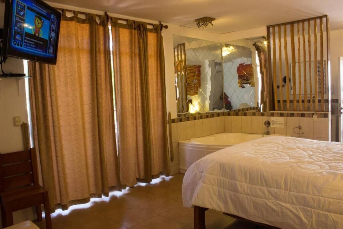 Muebles diferentes, escritorio y espacio para trabajar con laptop