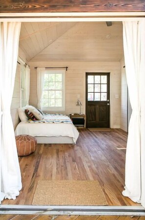 2 bedrooms, WiFi - Tiny Home + Guest Studio in Private Garden (Austin)