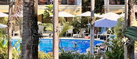 Una piscina al aire libre
