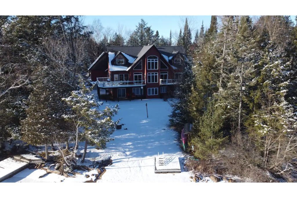 Red Devil Six Bedroom Cottage Private Beach