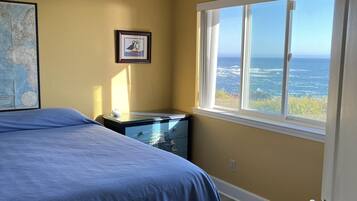 2 bedrooms, desk, free WiFi, bed sheets