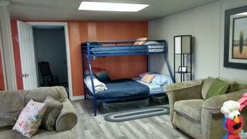 1 habitación, caja de seguridad en la habitación y cuna de viaje