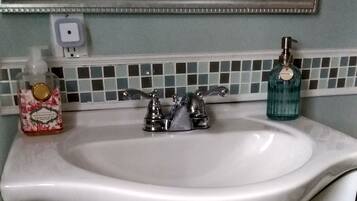 Tina con regadera, secadora de cabello, toallas, jabón