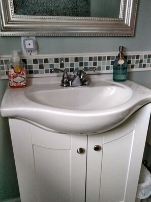 Combined shower/bathtub, hair dryer, towels, soap
