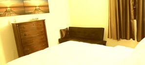 3 bedrooms, in-room safe, desk, iron/ironing board