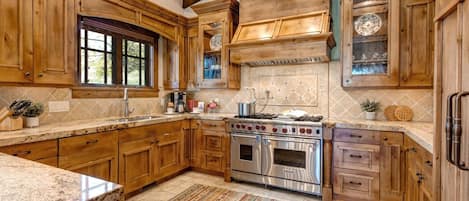 Studio (5 Bedrooms) | Private kitchen