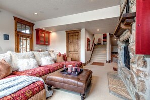 Studio (5 Bedrooms) | Woonruimte | Televisie, een open haard en een dvd-speler