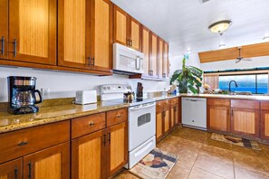 Condo (3 Bedrooms) | Private kitchen | Fridge, microwave, oven, coffee/tea maker