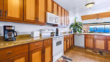 Condo (3 Bedrooms) | Cocina privada | Refrigerador, microondas, horno y cafetera y tetera