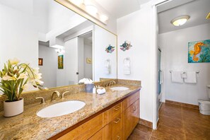 Condo (3 Bedrooms) | Bathroom | Shower, designer toiletries