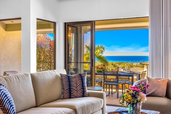 Condo (2 Bedrooms) | Sala de estar | TV