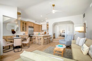 Condo (2 Bedrooms) | Sala de estar | Televisión 