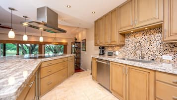 Condo (2 Bedrooms) | Cocina privada | Refrigerador, microondas, horno y cafetera y tetera