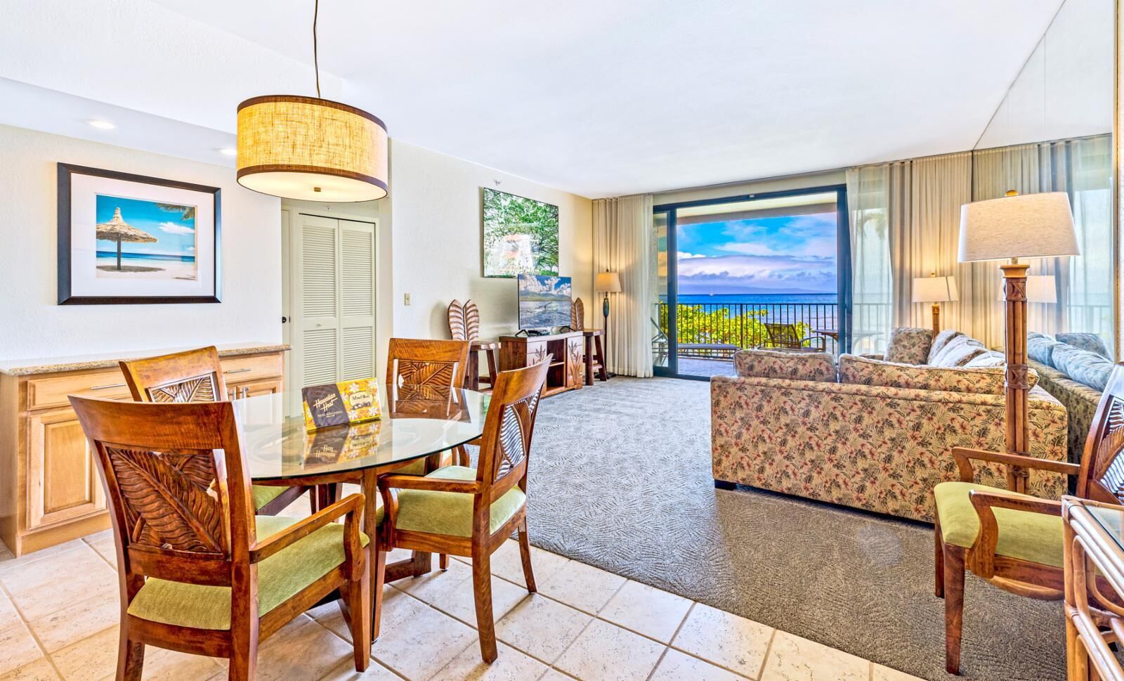 Une chambre d’hôtel comprenant un coin repas, un salon avec vue et un balcon.