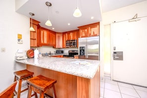 Condo (2 Bedrooms) | Cocina privada | Refrigerador, microondas, horno y cafetera y tetera