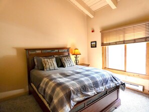 2 bedrooms, free WiFi, bed sheets - ⭐️ Walk to Ski ⎮Fireplace ⎮Free WIFI (Steamboat Springs)