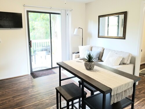 Tiny House - 6 miles from Averett University and 5.4 miles from Caesars Virginia