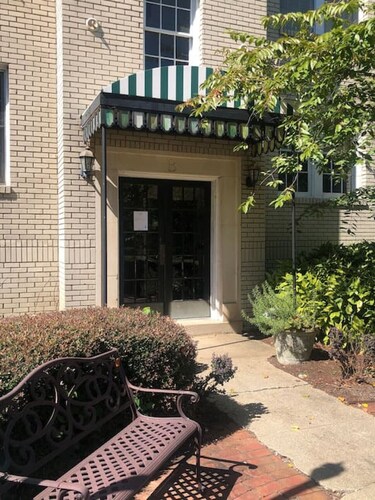 Fisher Park condo on Elm St., new kitchen, 1 mile from downtown