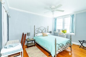 1 habitación, escritorio, tabla de planchar con plancha y wifi