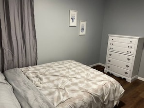 2 habitaciones, escritorio, tabla de planchar con plancha y wifi gratis 
