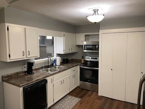 Refrigerador, microondas, horno, placa de cocina