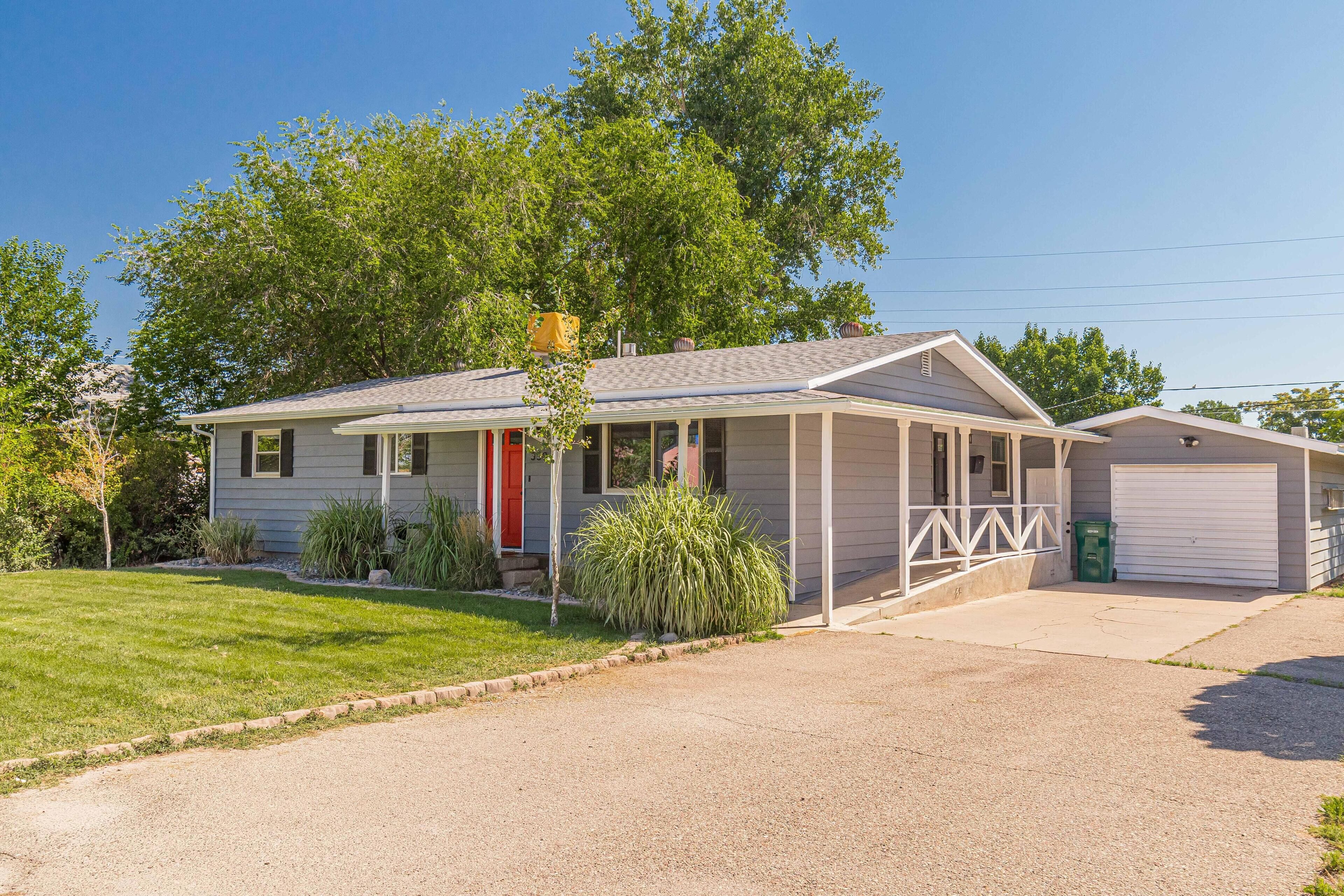 Mesa Manor - Bright, Fun & Family Friendly!