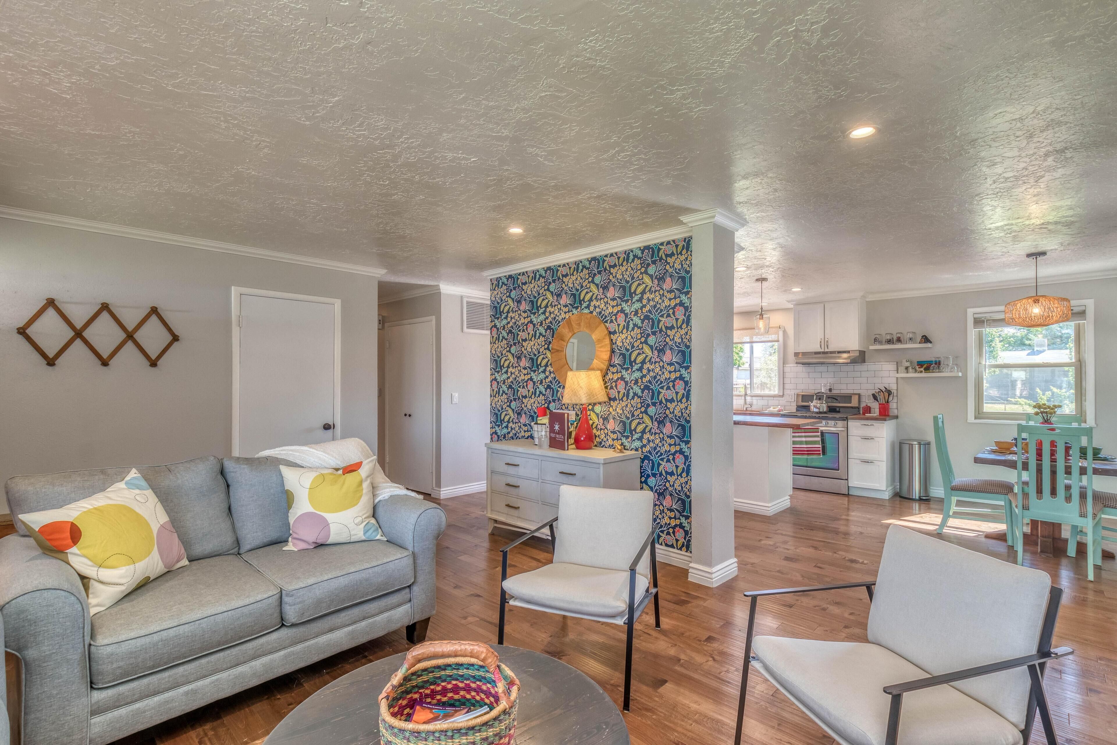 Mesa Manor - Bright, Fun & Family Friendly!