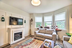 TV, books - Pet-Friendly Saranac Lake Retreat w/ Deck & Yard (Saranac Lake)