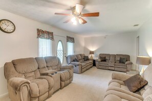 TV - Cozy Waycross House w/ Yard & Screened Patio! (Waycross)