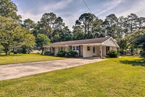 Exterior - Cozy Waycross House w/ Yard & Screened Patio! (Waycross)