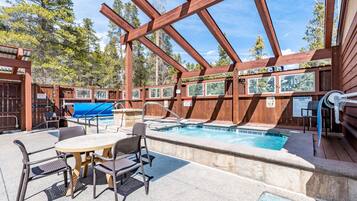 Kolam renang indoor dan sebuah kolam renang air hangat