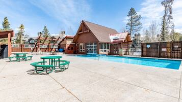 Alberca techada y alberca climatizada