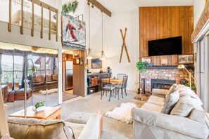 Smart TV, fireplace, DVD player, stereo