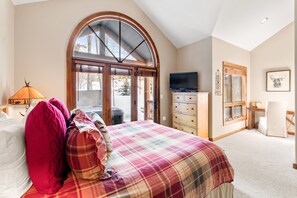 4 camere, una scrivania, ferro/asse da stiro, culla da viaggio