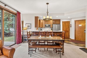 Dining - Close to Peak 9, On Main St, Shared Pool/Hot Tubs. (Breckenridge)