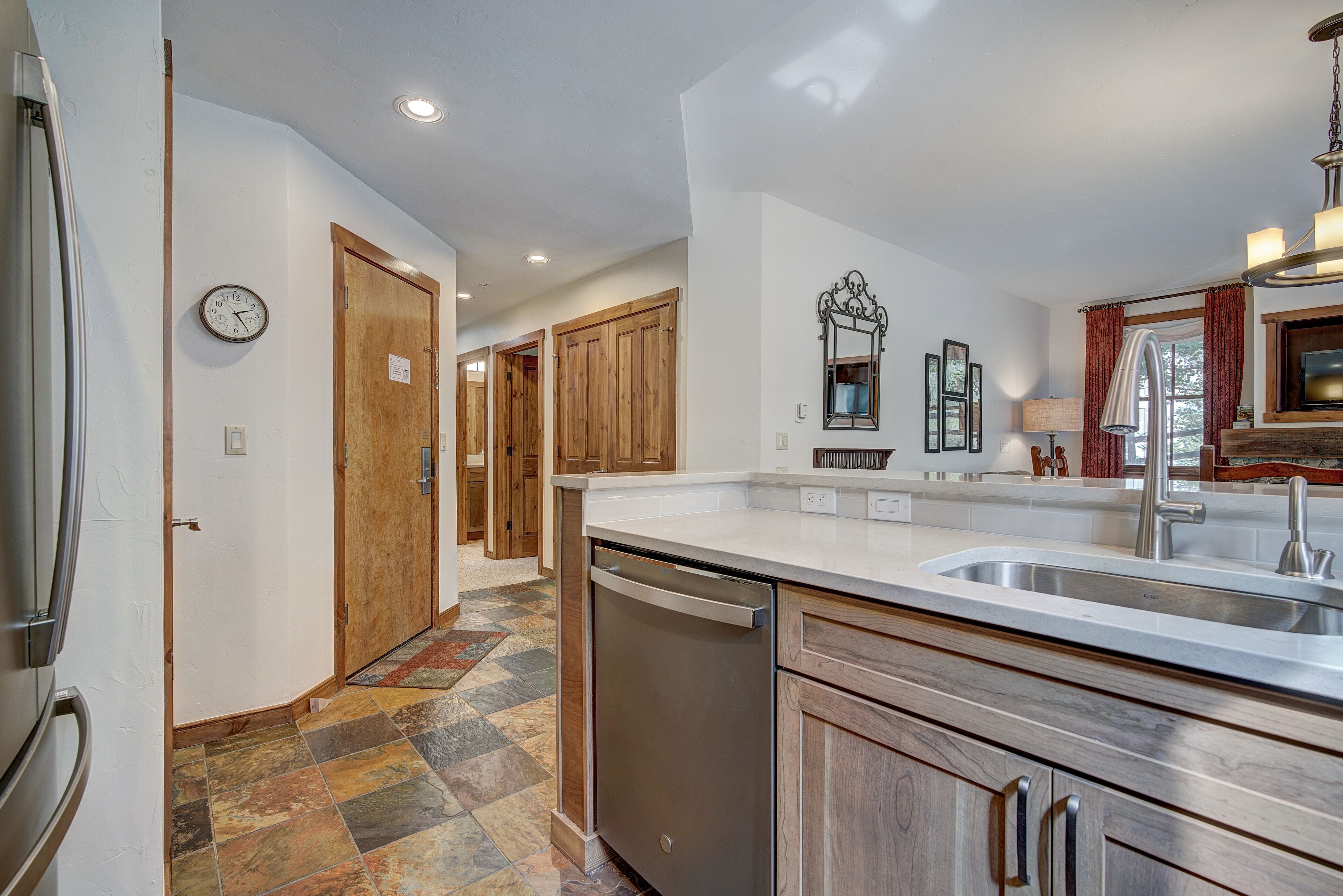 Cozy 2 bed. Great Location. Shared Pool/Hot Tubs.