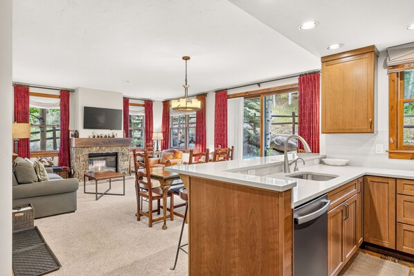 Interior - Close to Peak 9, On Main St, Shared Pool/Hot Tubs. (Breckenridge)