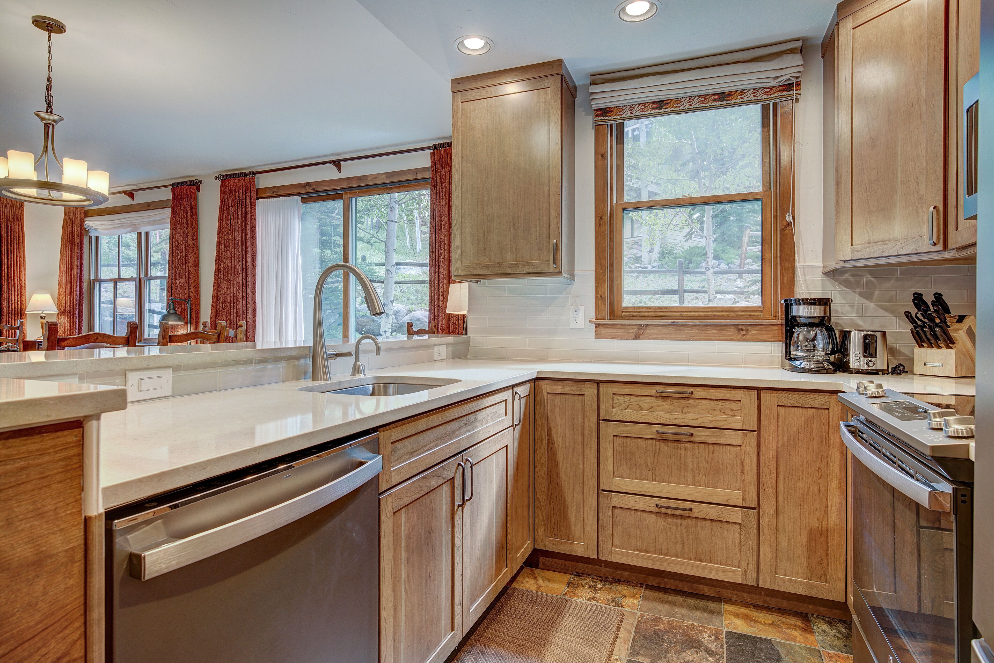 Cozy 2 bed. Great Location. Shared Pool/Hot Tubs.