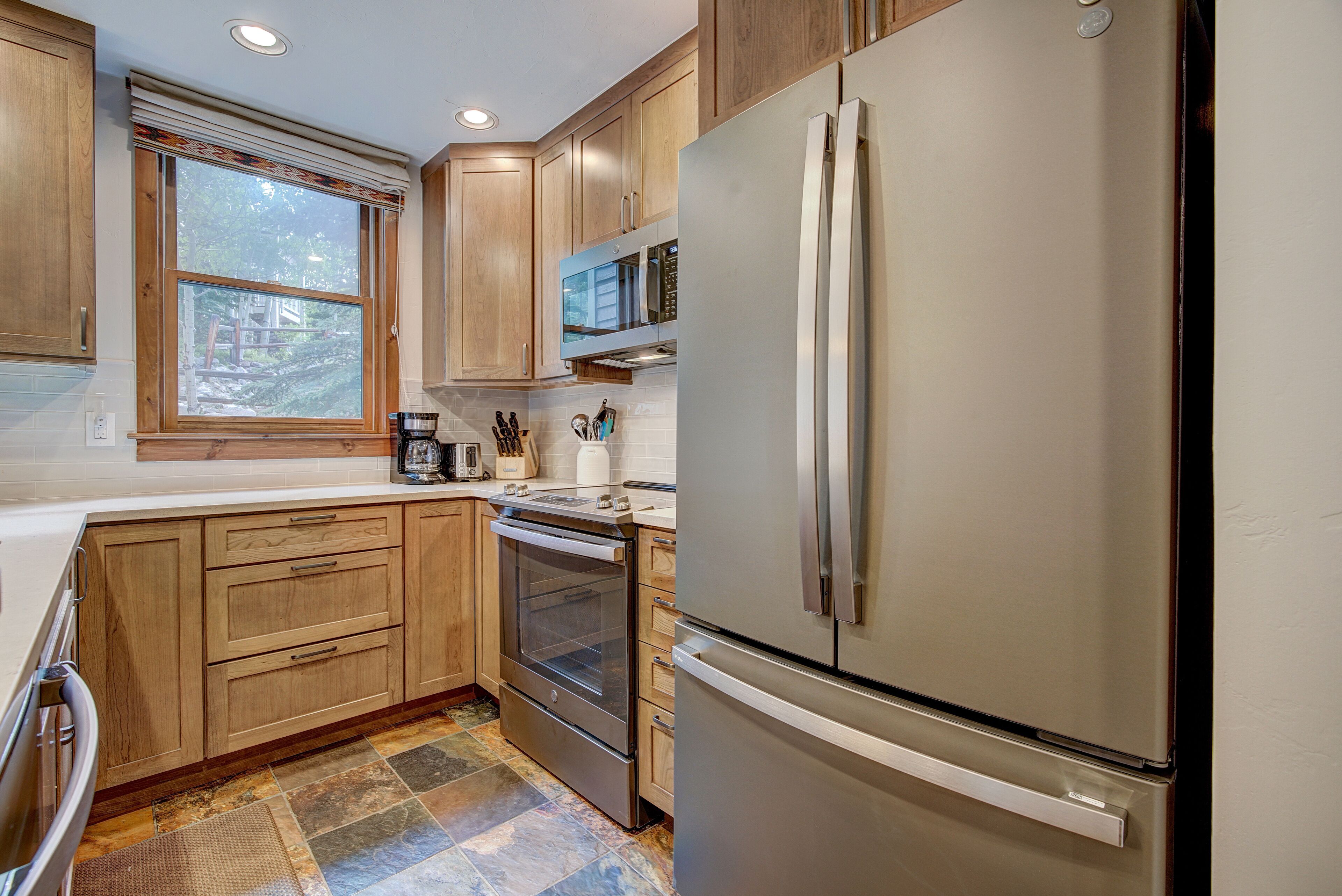 Cozy 2 bed. Great Location. Shared Pool/Hot Tubs.