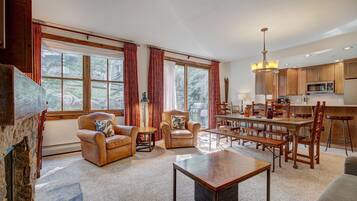 Televisión, chimenea y reproductor de DVD