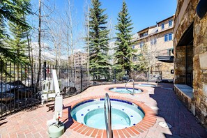 Tina de hidromasaje al aire libre