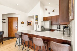 Frigorifero, microonde, forno, piano cottura