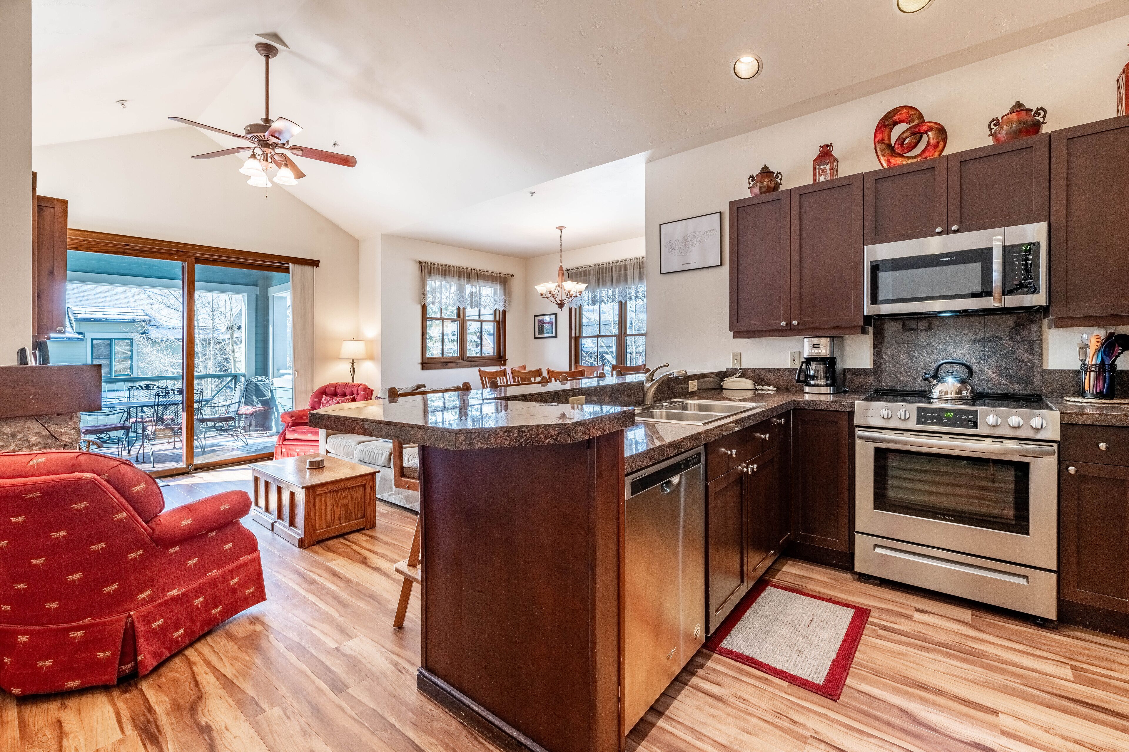 Top Floor, Pool & Hot Tubs, Walk to Lifts/Town