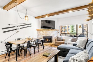 Smart TV, fireplace, stereo