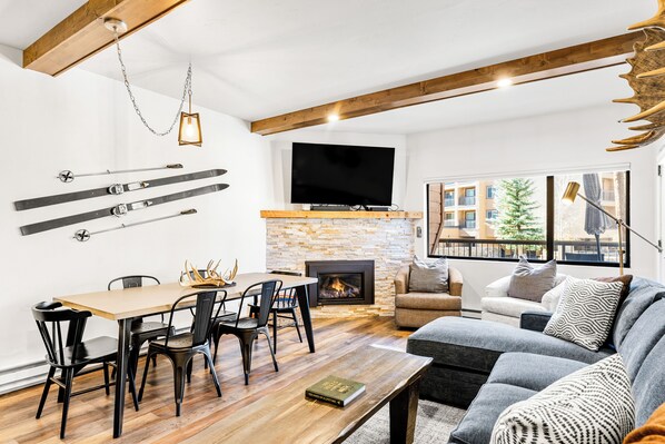 Smart-TV, Kamin, Stereoanlage