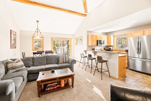 Televisión, chimenea y reproductor de DVD 